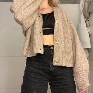 Beige stickad kofta - Beige stickad kofta från weekday, aldrig använd, storlek S men oversized