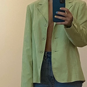Grön kavaj - Säljer denna jättefina gröna kavajen i så fin modell, köpt second hand men i väldigt bra skick! Färgen är lite mer klargrön i verkligheten men kommer inte riktigt fram på bilden. Står storlek 40 men passar mindre om man vill ha den lite oversized!