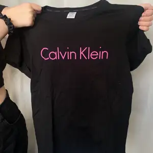 Svart t shirt från Calvin Klein med rosa text. Storlek S. Använd endast 1 gång. Nypris 500kr. Skriv för mer information eller bilder ☺️