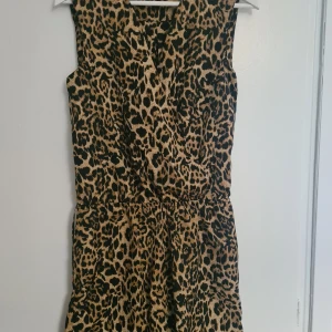 Jumpsuit leopard  - Fin jumpsuit med leopardmönstrade, sparsamt använd 