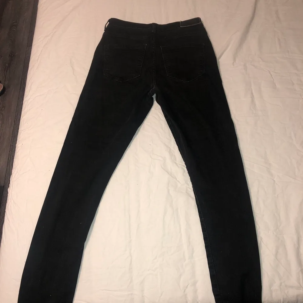 Säljer ett par svarta High Rise Skinny jeans ifrån Vero Moda som är i storleken M/34. Använda ett par gången. Frakt tillkommer . Jeans & Byxor.