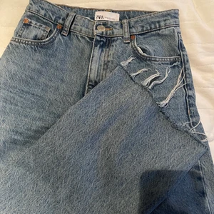 Zara jeans - Säljer dessa jeans från zara då jg har föööör mycket jeans. Sitter skitsnyggt och bra längd. Jag är 166 och de går precis till marken på mig men går självklart att klippa