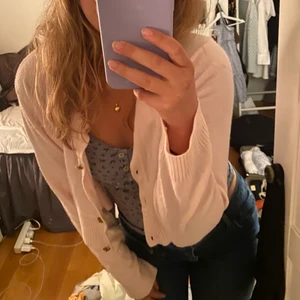 Rosa kofta  - Supersöt kofta med olika knappar i guld. Säljer för 50kr