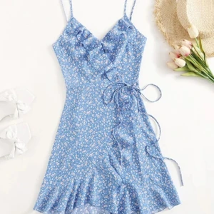 Klänning - Söt klänning från Shein. Säljer pga att den inte kommer till användning. Skriv för fler bilder då klänningen jag har har lite annourlunda blommor (sista bilden kan man se lite grann) 