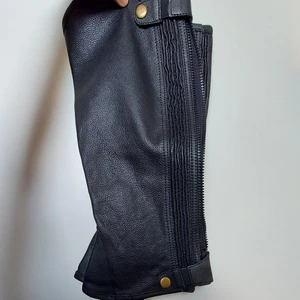 Chaps  - Svarta chaps från hööks. St L. Tycker dom är små i storleken. Helt oanvända. Frakt 48kr. 