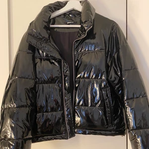 Vinterjacka  - Säljer denna super snygga vinterjacka som är i gott skick. Jackan är använd förra vintern men är i mycket gott skick. Jag har varit väldigt nöjd med den så säljer endast för att jag ville ha en ny till i år. Jackan är i storlek S från Gina. Köparen står för frakten