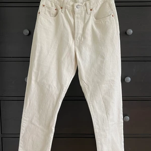 Levis 501 jeans  - Midjemåttet 29, längd 28 - enligt Levis egna mått på deras jeans. Hela och bra skick. Använda och tvättade endas en gång var. För mig är de för små i lår och stussen, men ok i midjan. Men går ej enda upp pga benen. Jag är 177 cm lång, de slutar några cm ovan fotknölen. Mina mått, midja 74cm, stuss 105cm, lår 65cm.) Byxans orgialpris ca 1000kr, mitt inköp i butik 600kr.   