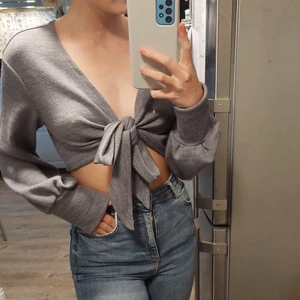 Snygg tröja  - Säljer denna snygga gråa knyttröjan, aldrig använd. Kommer från shein och är i storlek xs. Tycker den är sjukt snygg men går aldrig till användning. Köparen står för frakten. 