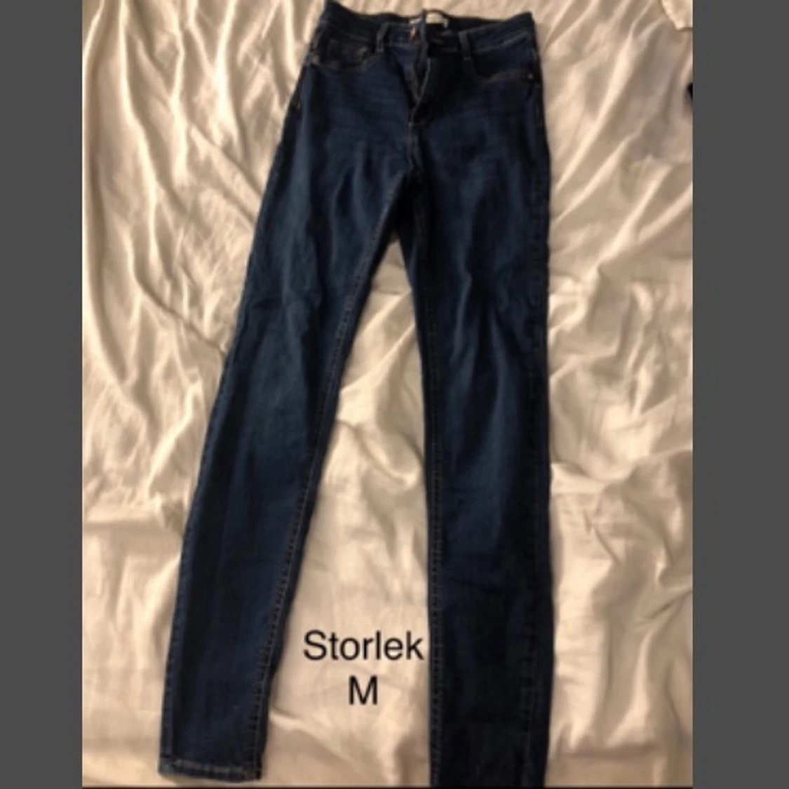 Mörkblåa jeans