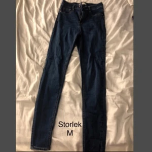 Mörkblåa jeans - Mörkblåa jeans. använda en gång. Bjuder på frakten