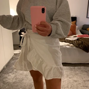 Nelly - Jättefin omlottkjol i linne från Nelly, jag råkade beställa hem 2 styckna istället för 1 därför säljer jag denna. Hoppas den kan komma till användning av någon annan🌸🦋 