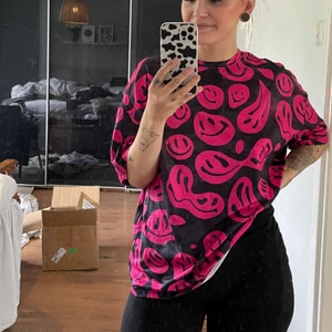 Oversized t shirt  - One size! Väldigt mjuk o skön tyg. Köpare står för frakt, jag föredrar spårbart frakt för bådas säkerhet. Jag ansvarar inte för postens slarv. 🛍