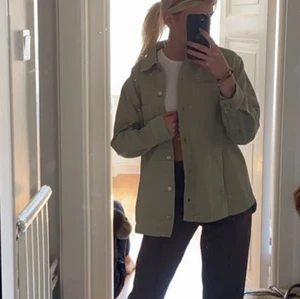 Ljusgrön jeansjacka - Ljusgrön jeansjacka från Zara, storlek M. Knappt använd. Jag på bilden är 172💞 