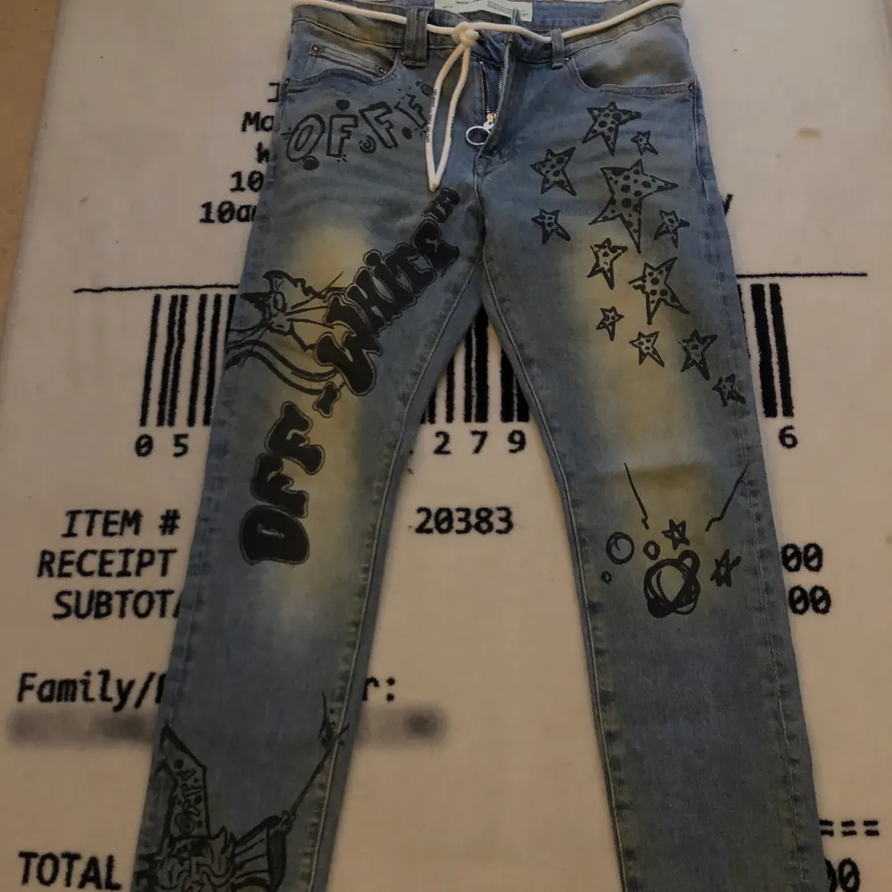 OFF-WHITE: ”wizard JEANS”, statepiece jeans som verkligen sticker ut från mängden och är väldigt trendiga: 3500kr, storlek 32.. Jeans & Byxor.