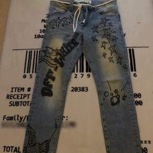 OFF-WHITE: ”wizard JEANS”, statepiece jeans som verkligen sticker ut från mängden och är väldigt trendiga: 3500kr, storlek 32.