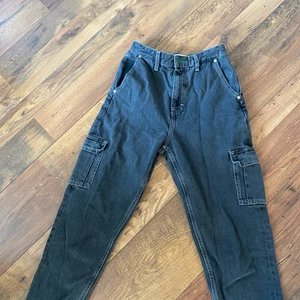 Tommy jeans  - Ett par fina jeans som legat i garderoben länge. Använda kanske 2 gånger. Har en svart urtvättad färg och är i modellen ”mom jean high rise tapered” med storlek 25w 32l. Vill ni ha fler bilder så hör av er☺️ köparen står för frakt.  