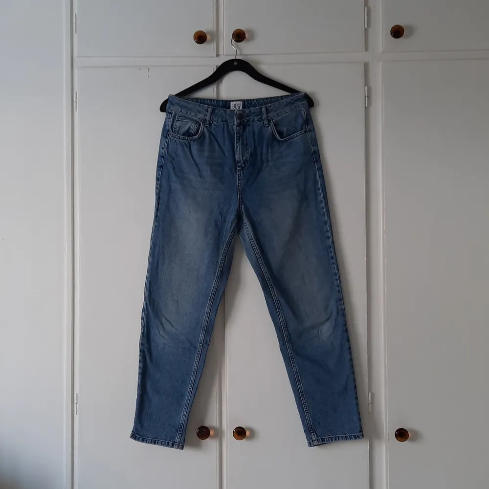 Ett par fina blåa mom jeans BDG Urban Outfitters. Storlek W32 L32. Använda men i fint skick, används inte längre så säljer. Pris: 135kr + frakt. Jeans & Byxor.