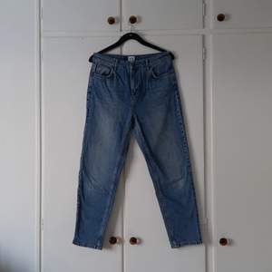 Ett par fina blåa mom jeans BDG Urban Outfitters. Storlek W32 L32. Använda men i fint skick, används inte längre så säljer. Pris: 135kr + frakt