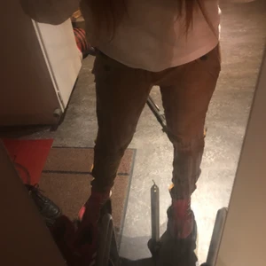 In wear jeans stretchiga 34 - Rostbruna och snygg modell med detaljer av knappar och fickor fram och bak. Är alldeles förlånga för mig. 