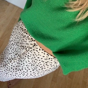 Satin Kjol  - INTRESSEKOLL på Slutsåld satin kjol från gina. Ganska lång med knappar och en slits imitten , man kan även ha slitsen på sidan. Buda från 170kr om ni är intresserade