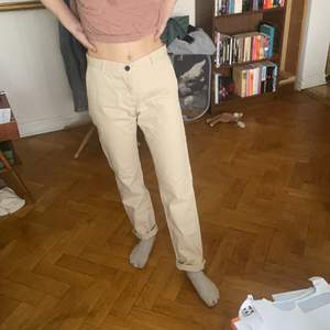 We think they are male pants but we are unsure. There’s a note in the pants saying they are a size 0. The model is size 34/36 in swedish measurments. The pants are badically straight of the shelf and are unused.