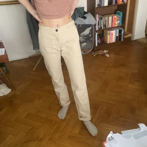American vintage - chinos baige 1 - We think they are male pants but we are unsure. There’s a note in the pants saying they are a size 0. The model is size 34/36 in swedish measurments. The pants are badically straight of the shelf and are unused.