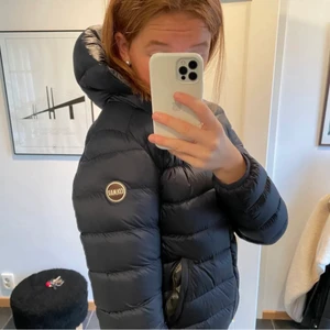 Colmar jacka - En superfin colmar jacka som jag köpt på Plick i höstas, säljer vidare den då jag inte fått användning utav den! Jackan är i superfint skick och jag har använt den ca 2 gånger. En liten reva finns (kolla 3e bilden) men är nästan omärkbar har sjölv knappt hittat den. Superfin nu till våren💕 sann till storleken, köpt för 1900 inkl frakt, nypris ca 5000, pris kan diskuteras vid snabb affär. (inte mina bilder) skickar gärna fler bilder privat, köpare står för frakt:)