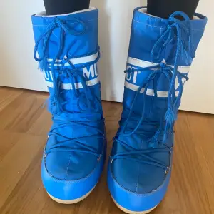Säljer blåa höga moon boots, pris pga använt mycket men de är hela och fungerar toppen! 