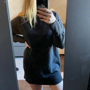 Stickad klänning - Stickad klänning från Nelly med krage, endast använd 1 ggn ❣️