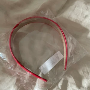 Diadem - Nytt rött diadem som inte kommer till användning. Aldrig använt! Pris exklusive frakt ❤️