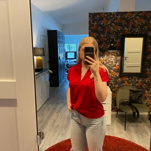 Röd och SKÖN tröja från hm - Super bekvämt och snyggt tyg är denna tröja sydd av. Passar till från julen till fest middag! Köparen står för frakt