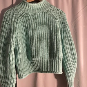 Stickad grön tröja från hm!  - Denna är oanvänd, endast testad. Stickad tröja i härligt grön färg. Du står för frakten! 🤍