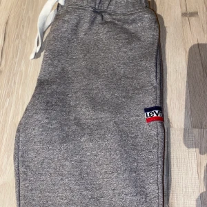 Levis Mjukisbyxor - Oanvända Levis Mjukisbyxor