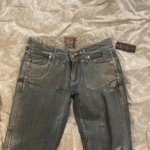 glittriga jeans - glittriga lågmidjade jeans från märket rich & skinny köpta second hand. helt oanvända, lappen sitter kvar. säljer då de var för små för mig som har 38/40 i jeans. innerbenslängden är ca 88 cm så riktigt långa, men går såklart att klippa av eller sy upp 😋💘 orginalpris 1995kr 💕