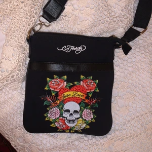 Ed hardy väska - En ed hardy väska i bra skick!! 