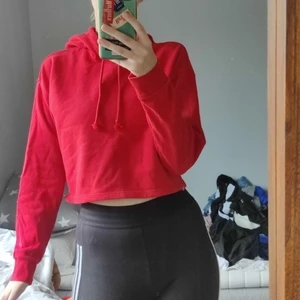 Hoodie från h&m - En röd croppad hoodie från H&M