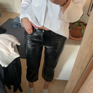 Patentläder bralla - Coola byxor som är på tok för korta för mig, riktigt sköna, tyvärr har en av skärpeshållarna gått av på dessa, har även ett par i 38 som aldrig blivit använda (nyskick) som jag oxkså kan sälja!! Köpta för länge sen så finns ej att köpa nu på nakd