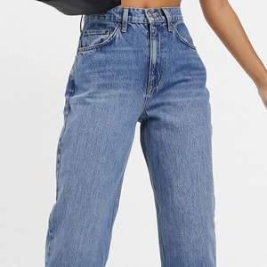 Jättesnygga och bekväma mellanblå jeans från ASOS i storlek W25 L32, helt oanvända🦋💙 Orginellt pris 399kr mitt pris 150kr