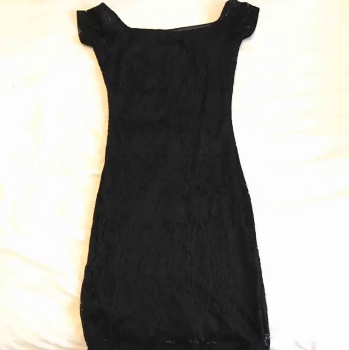 Svart nät figurnära kortklänning - 90