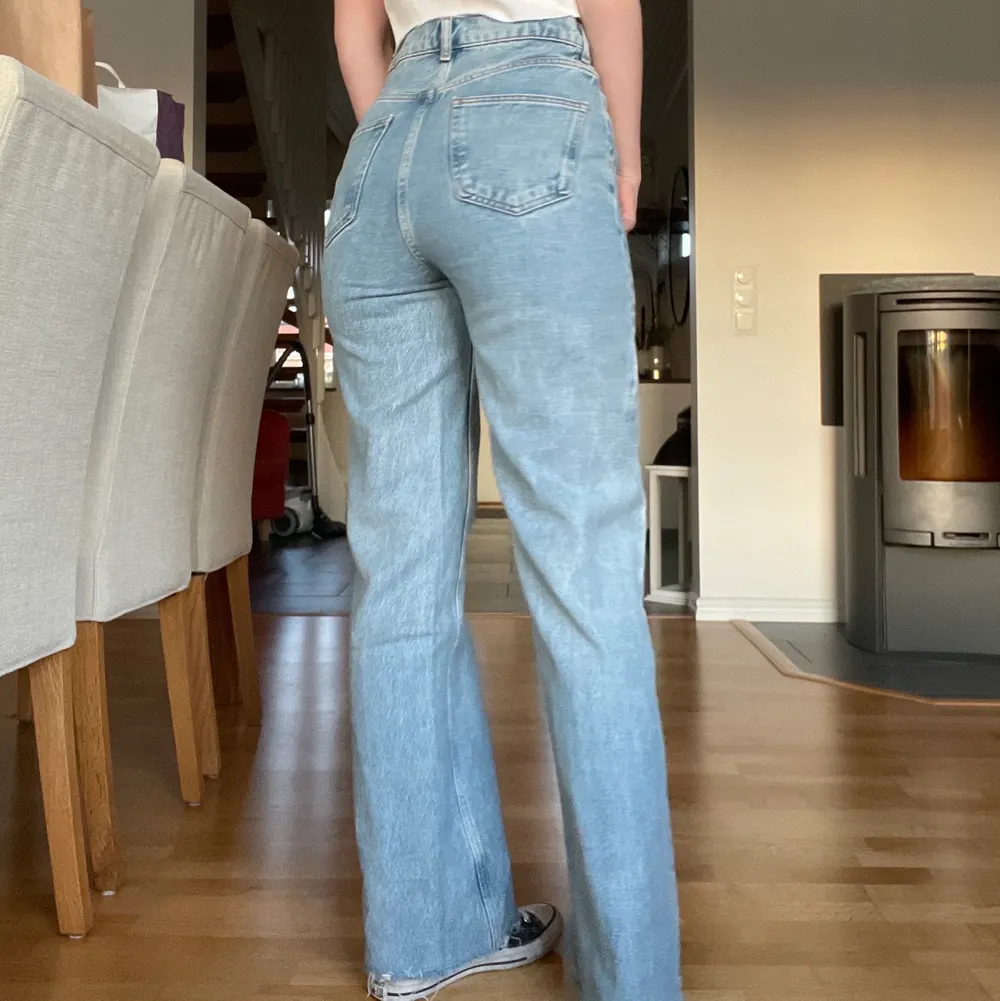 Hej! Säljer dessa jeans, jag är ca172, dom är avklippta och går att klippa mer om det behövs. Fint skicka då jag inte använt dom ofta. Hör gärna av dig om du är intresserad🥰. Jeans & Byxor.