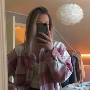Kappa Nelly - Rosa rutig kappa från Nelly (Bianca Ingrossos kollektion) perfekt till vår/höst! Köpt hösten 2019 men är som ny! Inga defekter eller liknande. Skriv gärna om för fler bilder eller frågor😊