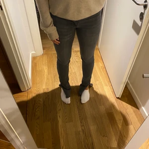 Zara jeans - Ett par super fina gråa zara jeans. Jeansen är ljusgråa med slits nertill. Jag är 168 cm och de är långa på mig. Jeansen är tajta men också väldigt stretchiga och sköna! Storlek 38