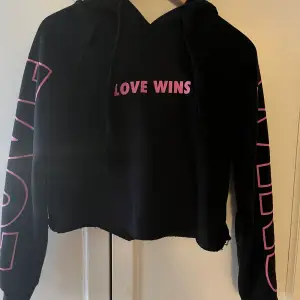Säljer denna söta hoodie med tryck på💗På framsidan står det ”love wins” och på armarna står det ”LOVE”. Jag själv tycker verckligen att denna hoodie är både lite cool och söt på samma gång men tyvärr är den för liten. Den är slutsåld i butik! 