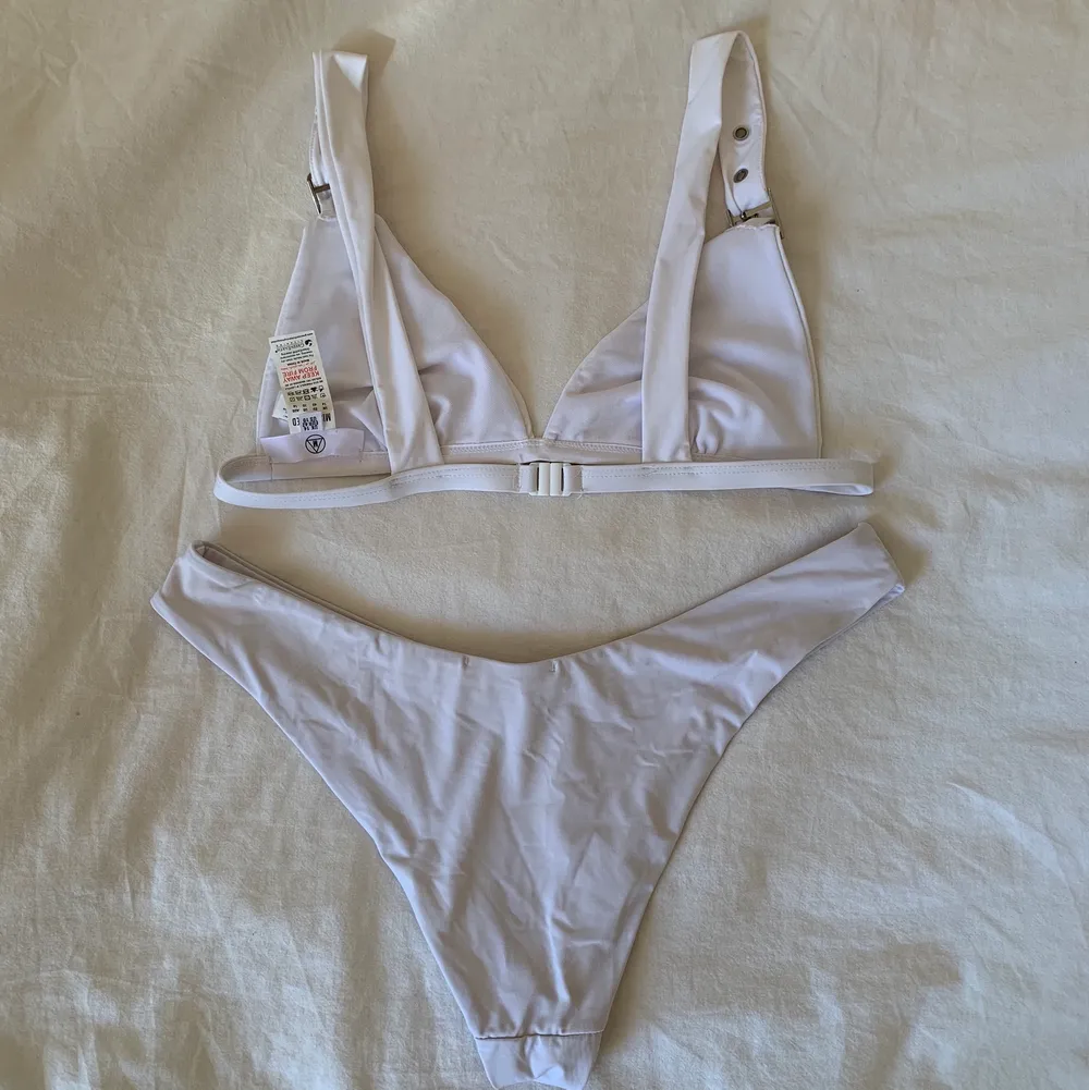 Bikini från Missguided, överdel storlek UK 14 & underdel i storlek UK 16. Bikinin är mindre i storleken. Säljer för 50kr 🐋. Övrigt.