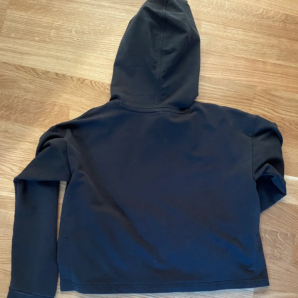Svart puma hoodie💕⚡️  Superfin hoodie som passar perfekt till träning eller vardags. Den är i storlek 152 men passade mig förut när jag hade XS.  Jättefin på alla sätt som finns, vid frågor skriv jättegärna❤️. Hoodies.