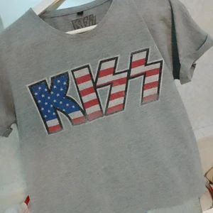 (KIZZ-MERCH) T-Shirt - Storlek 40/42, passar även som oversize t-shirt. Bekväm och använd men i gott skick. Kan mötas i Göteborg eller skicka då du får stå för frakten 😘