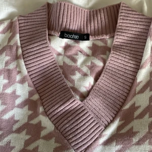 En väst från boohoo i storlek S. - Rosa/lila väst från boohoo i storlek S. Andvänd fåtal gånger. Anpassat pris.