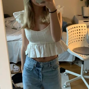 Zara topp - Säljer en super söt topp från zara då den inte kommer till användning 💕 den är i storlek S men passar xs med. Använd kanske 2 gånger, köpte den förra sommaren. Högsta bud : 250