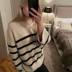 Randig tröja  - Säljer super mysig tröja från Zara i storlek M🤍 kontakta gör fler bilder!!
