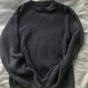 Sstickad teöka - Säljer denna mysiga stickade tröjan från brandy Melville! Färgen är mörkblå💙🦋 Bara att ställa frågor om ni undrar något